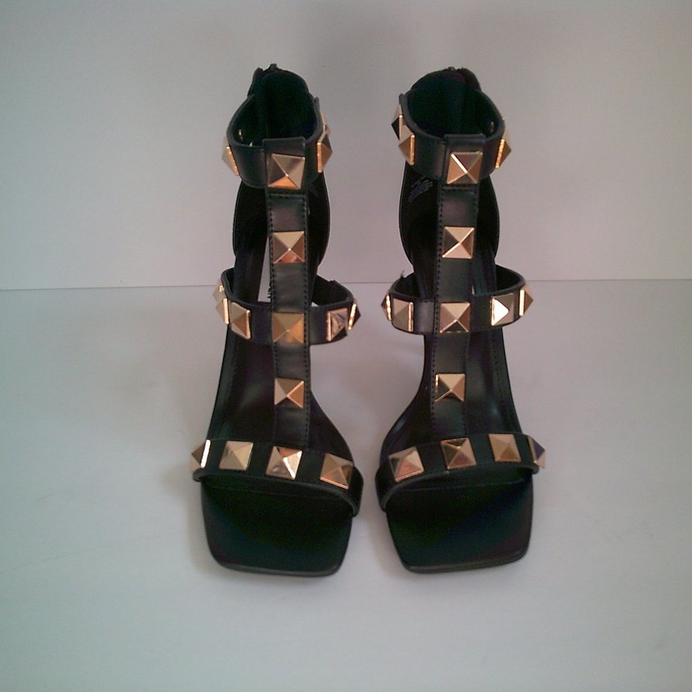 Steve Madden Axton Womens Square Toe Sandal Black Heel Gold Pyramid Detail 8 NEW